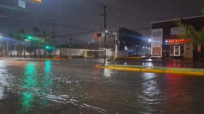 Frente frío atípico y sistemas tropicales llevarán lluvias, granizo y fuertes vientos a varias regiones de México